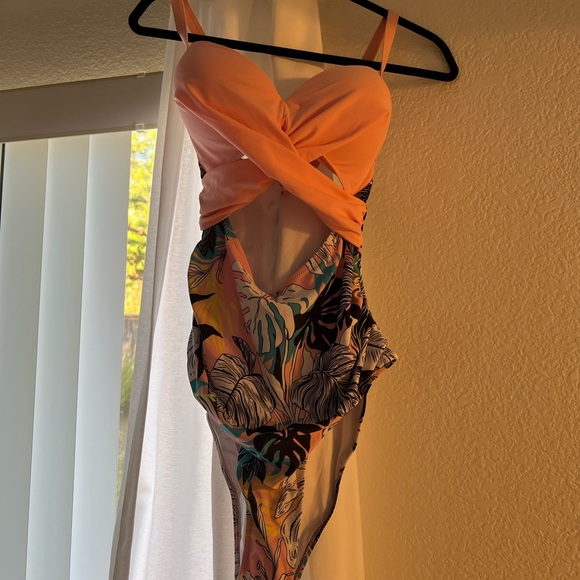 Women’s one piece - Picture 4 of 4